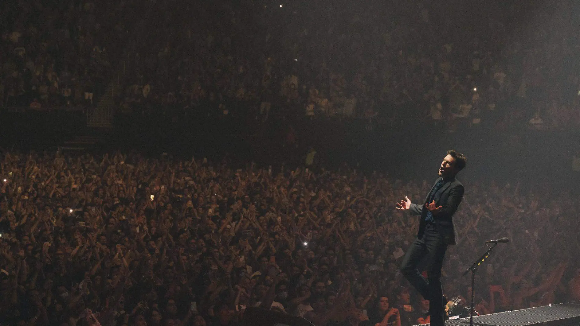 The Killers conquistan a los mexicanos cantando tema de Luis Miguel